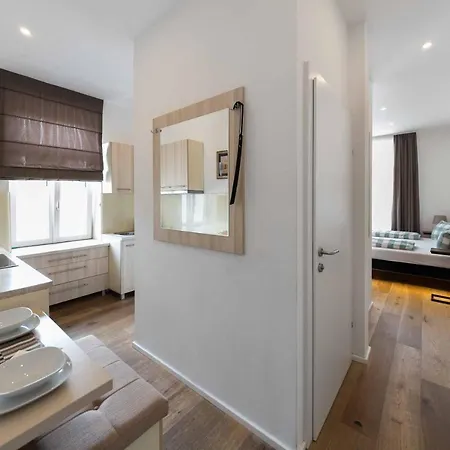 Triangle Apartment *